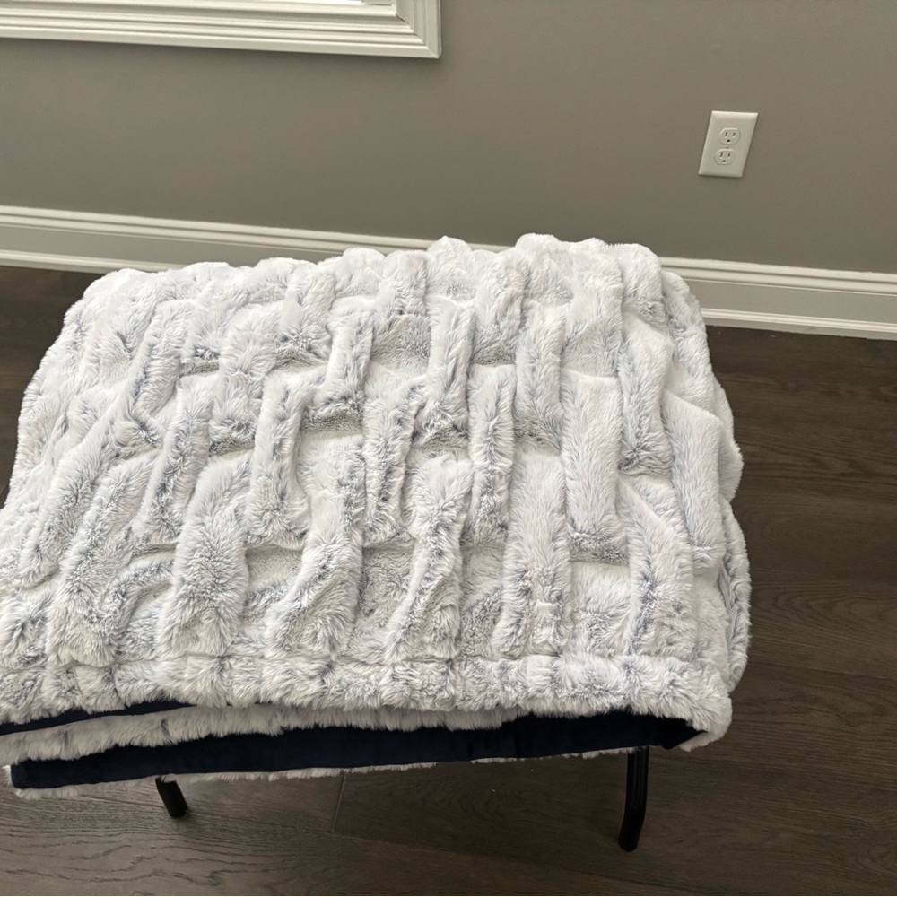 La Parisienne Throw NWOT